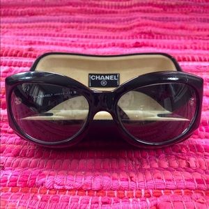 VINTAGE CHANEL BLACK MOTHER OF PEARL SUNGLASSES🌸